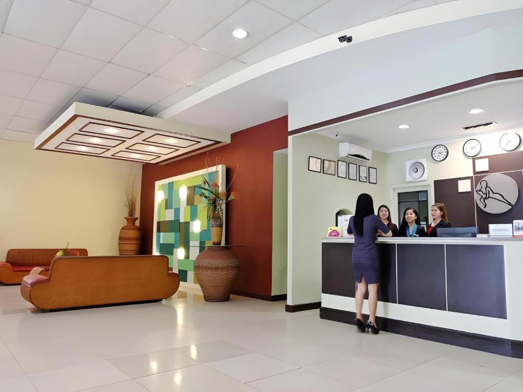 Holiday Spa Hotel Cebu Exteriör bild